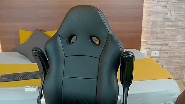 aaron bolt online show from 12, 6, 2026