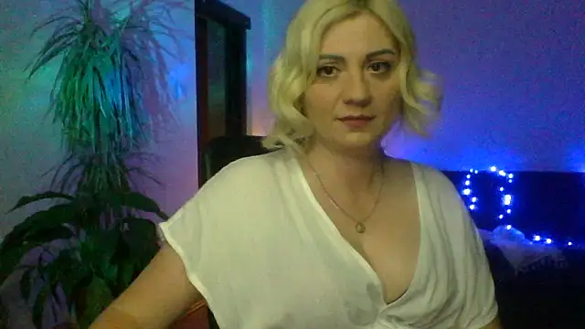 Snapshot of LunaaKiss chatting on 15, 6, 2026 LunaaKiss online show from 15, 6, 2026