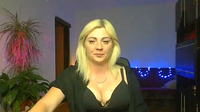 Snapshot of LunaaKiss chatting on 5, 7, 2026 LunaaKiss online show from 5, 7, 2026