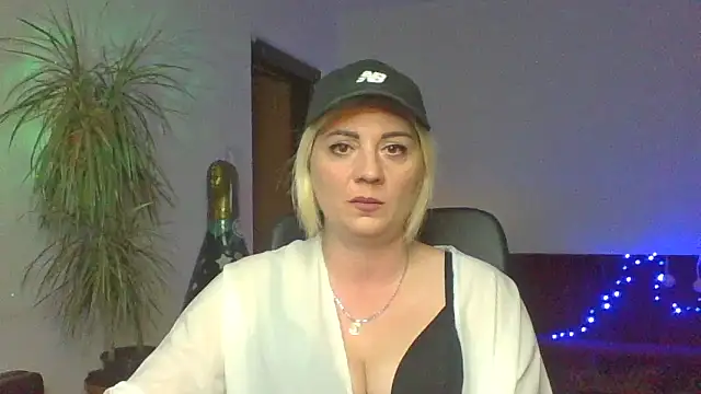 Snapshot of LunaaKiss chatting on 7, 8, 2026 LunaaKiss online show from 7, 8, 2026