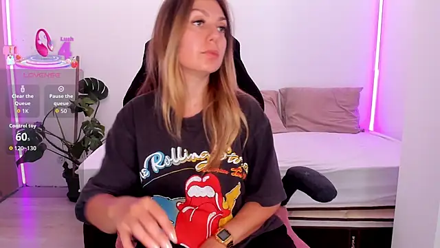 LindaWhite  online show from 21, 9, 2025