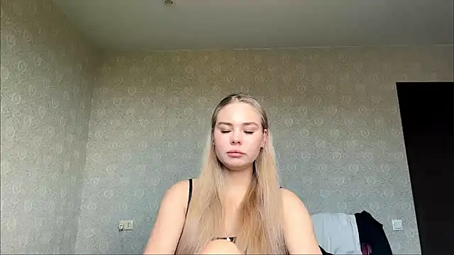 Snapshot of Cary_blonde chatting on 15, 6, 2026 Cary blonde online show from 15, 6, 2026
