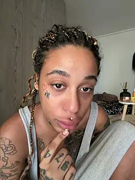 Snapshot of Kira_nyxx chatting on 3, 7, 2026 Kira nyxx online show from 3, 7, 2026