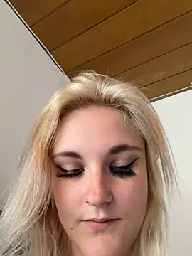 Snapshot of Viviluu_Offiziell chatting on 3, 6, 2026 Viviluu Offiziell online show from 3, 6, 2026