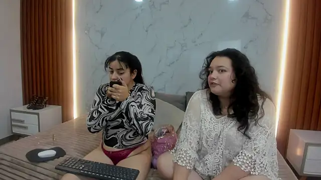 Snapshot of genesis_y_moon chatting on 11, 7, 2026 genesis y moon online show from 11, 7, 2026