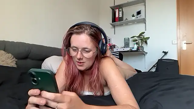 Snapshot of LeaLoveXXX chatting on 2, 7, 2026 LeaLoveXXX online show from 2, 7, 2026