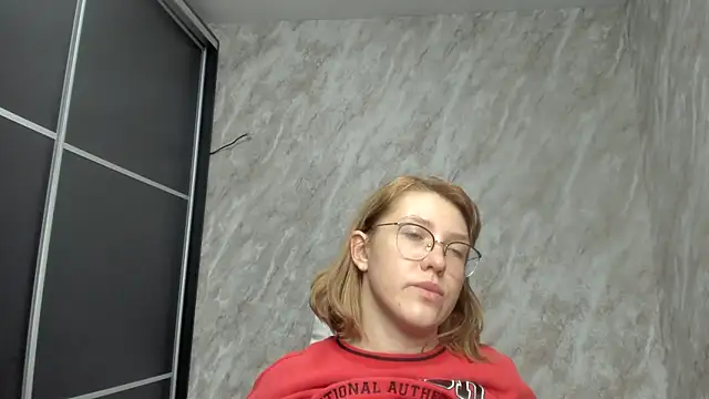 Reginasmilee online show from 25, 2, 2025