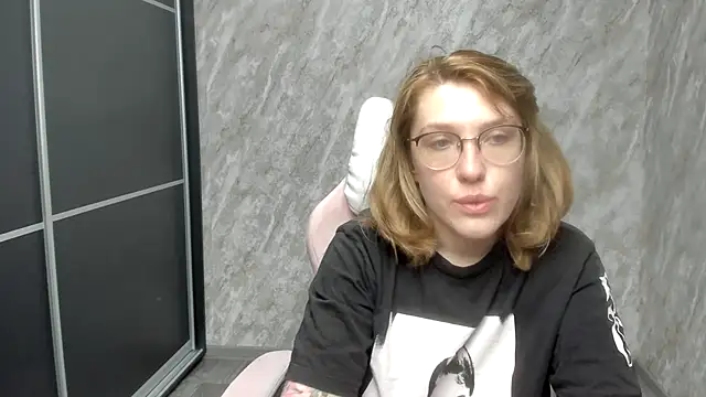 Reginasmilee online show from 26, 2, 2025