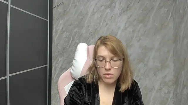 Reginasmilee online show from 27, 2, 2025