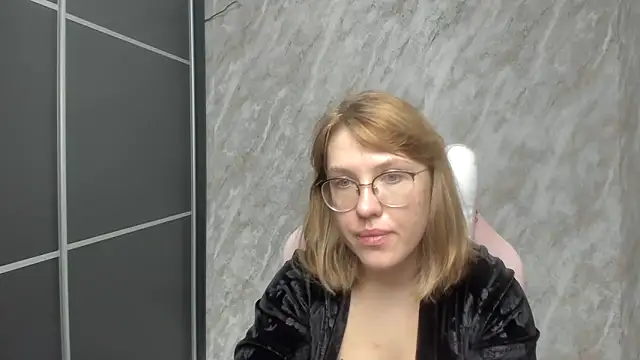 Reginasmilee online show from 28, 2, 2025