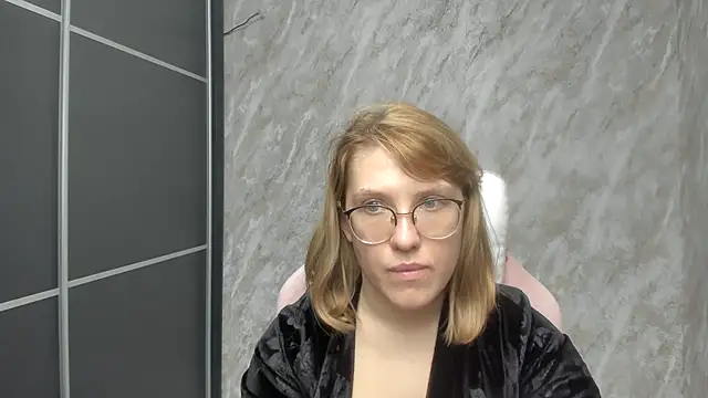 Reginasmilee online show from 28, 2, 2025