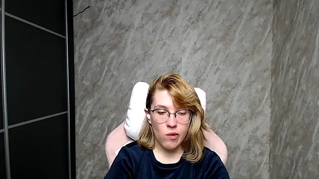 Reginasmilee online show from 6, 3, 2025