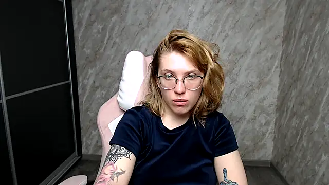 Reginasmilee online show from 7, 3, 2025