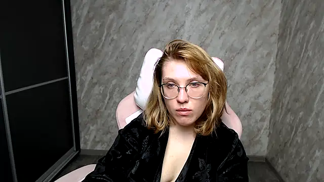 Reginasmilee online show from 7, 3, 2025