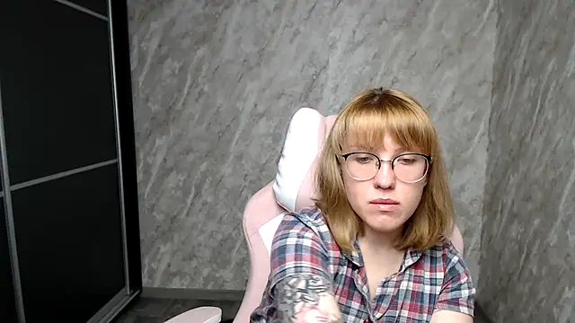 Reginasmilee online show from 8, 3, 2025