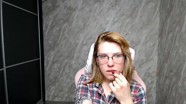 Reginasmilee online show from 9, 3, 2025