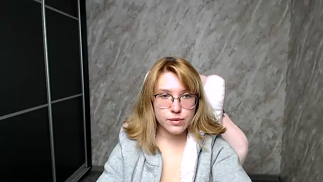 Reginasmilee online show from 13, 3, 2025