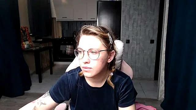 Reginasmilee online show from 14, 9, 2025