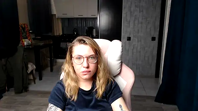 Reginasmilee online show from 16, 9, 2025