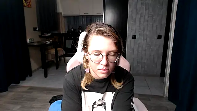 Reginasmilee online show from 18, 9, 2025