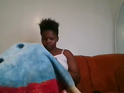 Snapshot of petite_shakes chatting on 8, 7, 2026 petite shakes online show from 8, 7, 2026