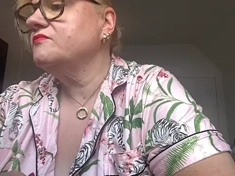 Snapshot of ExperiencedCurvyBelle chatting on 6, 8, 2026 ExperiencedCurvyBelle online show from 6, 8, 2026