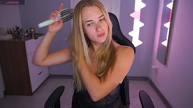 Snapshot of DanikaDillan chatting on 14, 10, 2025 DanikaDillan online show from 14, 10, 2025