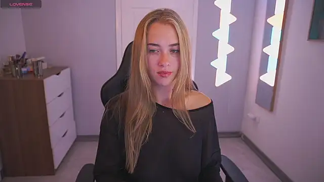 Snapshot of DanikaDillan chatting on 10, 11, 2025 DanikaDillan online show from 10, 11, 2025