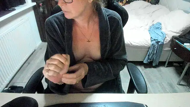 minoesje37 online show from 16, 9, 2025