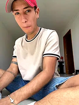 Snapshot of RetainedHound chatting on 5, 10, 2025 RetainedHound online show from 5, 10, 2025