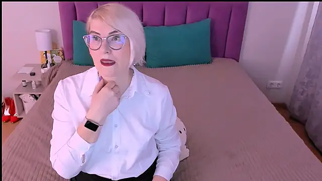 sabrinamacmarren online show from 18, 11, 2025