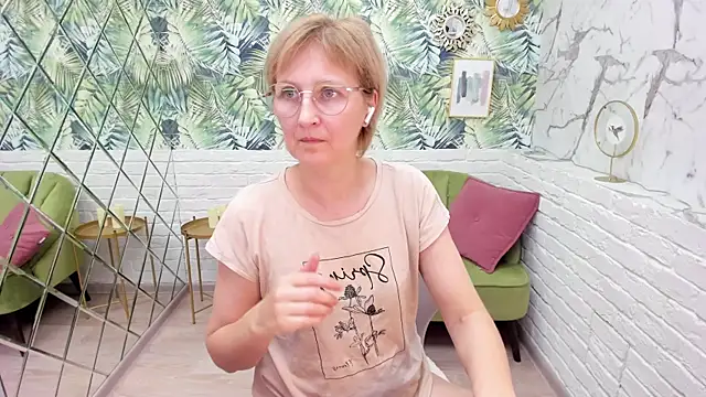 Snapshot of Paris_Cherry chatting on 5, 11, 2025 Paris Cherry online show from 5, 11, 2025