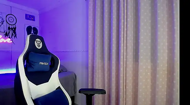 Snapshot of charlottesexxx chatting on 12, 3, 2025 charlottesexxx online show from 12, 3, 2025