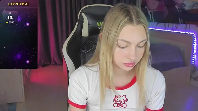 Snapshot of BiMolly chatting on 12, 12, 2024 BiMolly online show from 12, 12, 2024