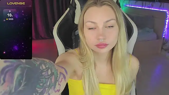 Snapshot of BiMolly chatting on 16, 12, 2024 BiMolly online show from 16, 12, 2024