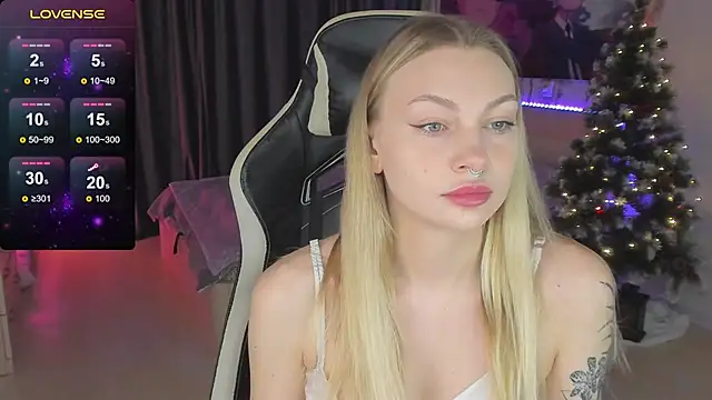 Snapshot of BiMolly chatting on 11, 2, 2025 BiMolly online show from 11, 2, 2025