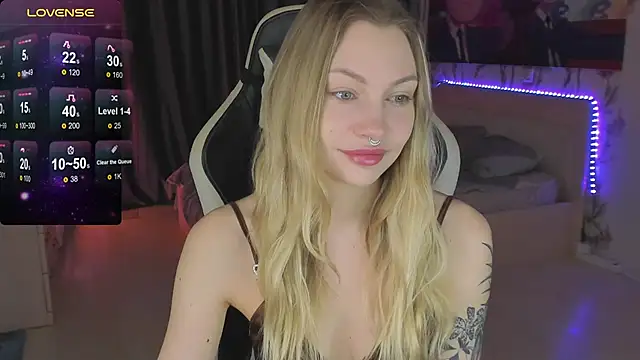 Snapshot of BiMolly chatting on 11, 3, 2025 BiMolly online show from 11, 3, 2025