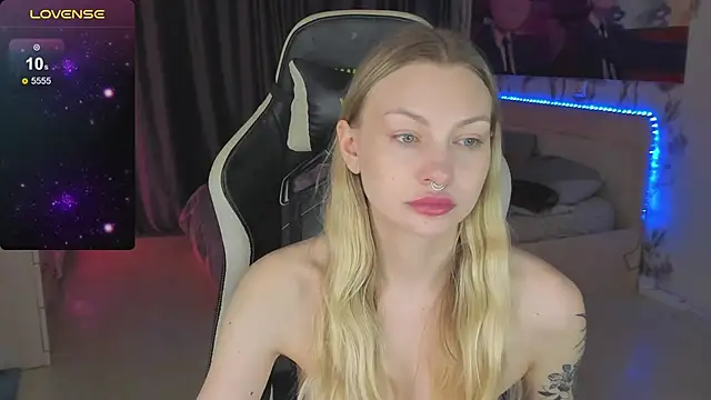 Snapshot of BiMolly chatting on 14, 3, 2025 BiMolly online show from 14, 3, 2025