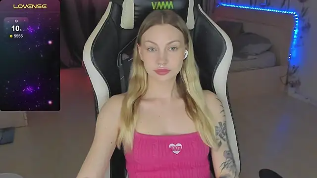 Snapshot of BiMolly chatting on 14, 3, 2025 BiMolly online show from 14, 3, 2025