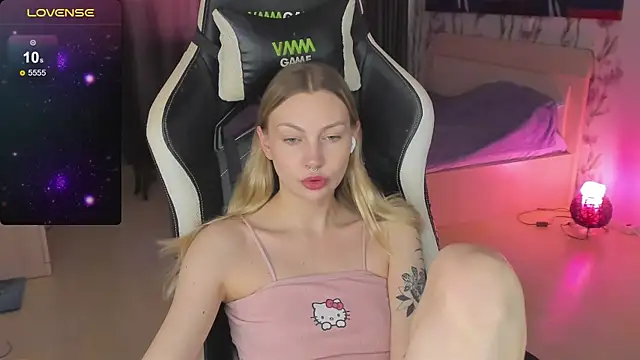 Snapshot of BiMolly chatting on 19, 3, 2025 BiMolly online show from 19, 3, 2025