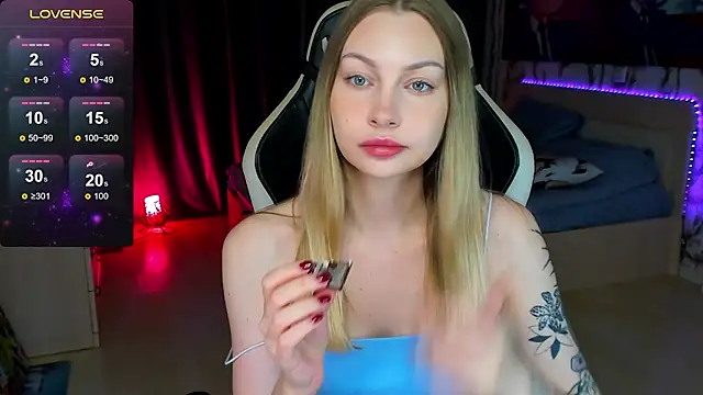 Snapshot of BiMolly chatting on 8, 10, 2025 BiMolly online show from 8, 10, 2025