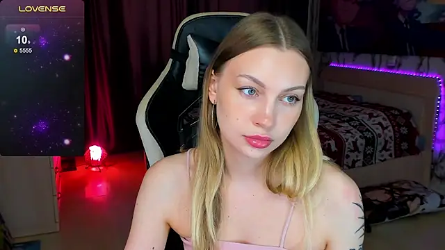 Snapshot of BiMolly chatting on 16, 10, 2025 BiMolly online show from 16, 10, 2025