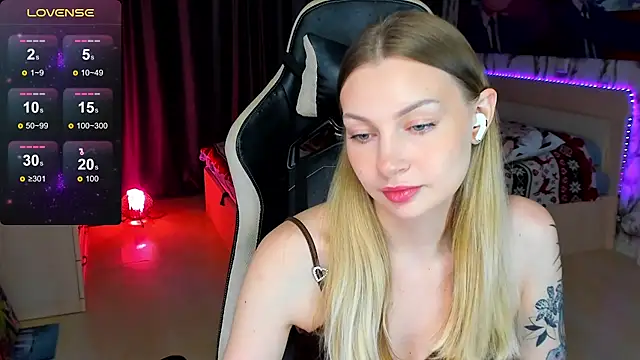 Snapshot of BiMolly chatting on 17, 10, 2025 BiMolly online show from 17, 10, 2025