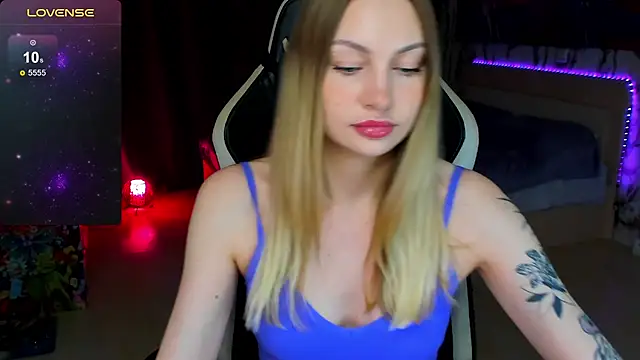 Snapshot of BiMolly chatting on 23, 10, 2025 BiMolly online show from 23, 10, 2025