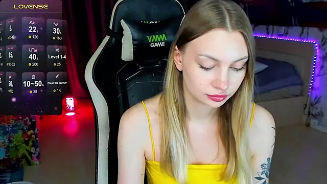 Snapshot of BiMolly chatting on 9, 11, 2025 BiMolly online show from 9, 11, 2025