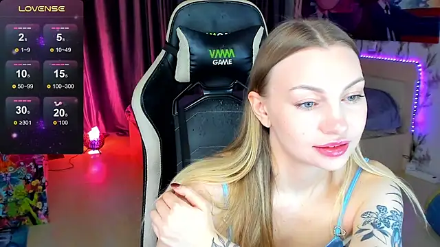 Snapshot of BiMolly chatting on 13, 11, 2025 BiMolly online show from 13, 11, 2025