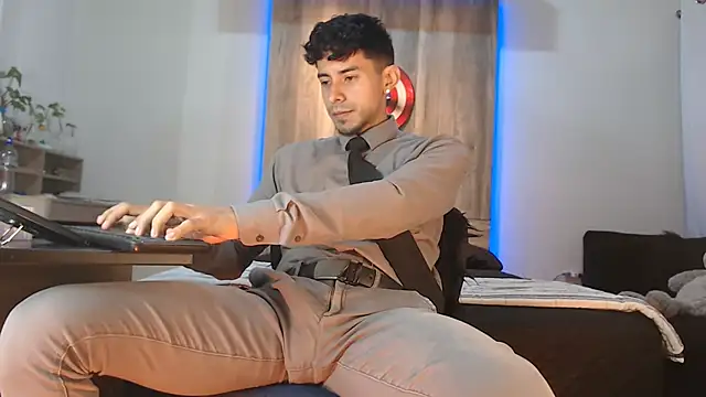 Snapshot of Andrew_4_ chatting on 8, 10, 2025 Andrew 4 online show from 8, 10, 2025