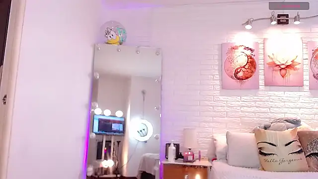 hollythomson online show from 2, 3, 2026