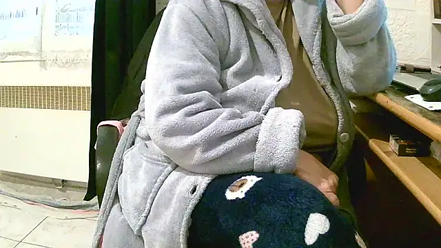 Snapshot of douceur63 chatting on 1, 12, 2025 douceur63 online show from 1, 12, 2025