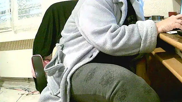 Snapshot of douceur63 chatting on 4, 12, 2025 douceur63 online show from 4, 12, 2025